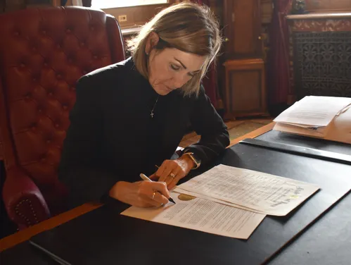 Gov. Reynolds signs Exec Order 10
