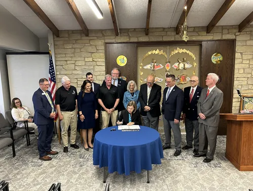 Gov. Reynolds singing HF2545
