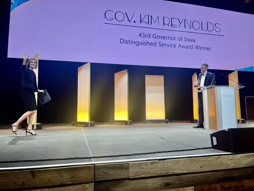 Gov. Reynolds receives Distinguished Service Award