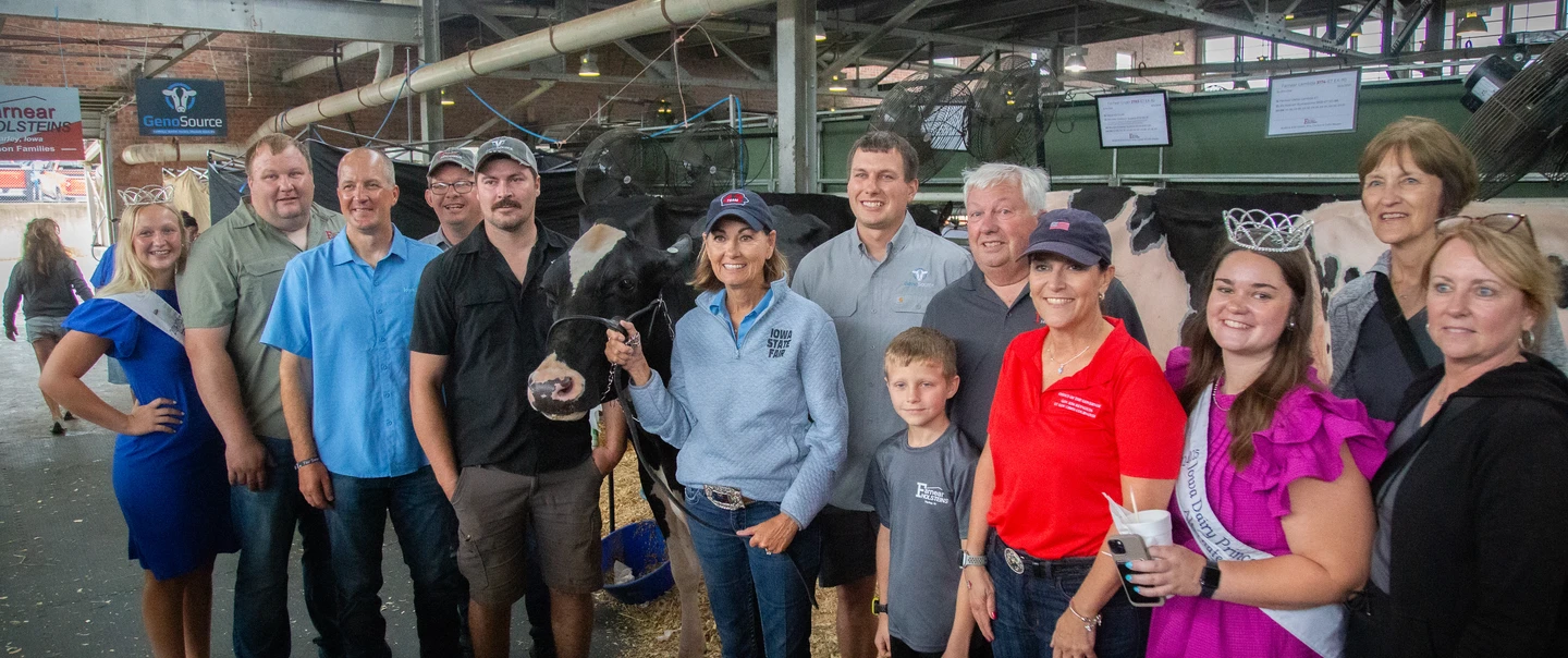 Gov. Reynolds with group and cow at the ISF.