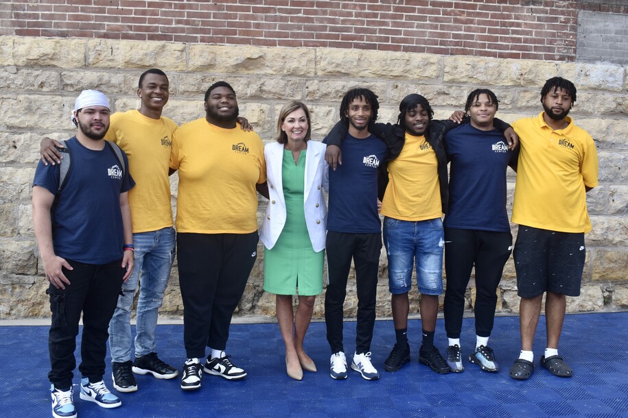 Gov. Reynolds takes picture with students at Dream Center