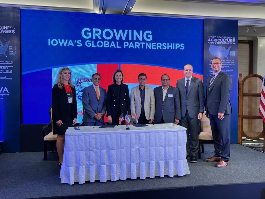 Gov. Reynolds with representatives from PowerPollen and VNR Seed