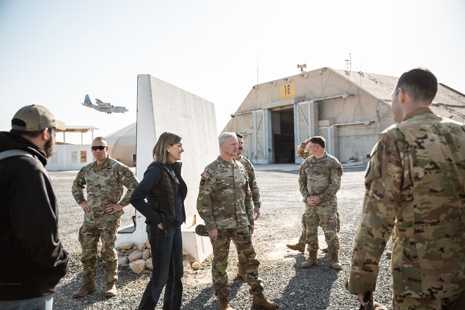 Gov. Reynolds visits ING soldiers