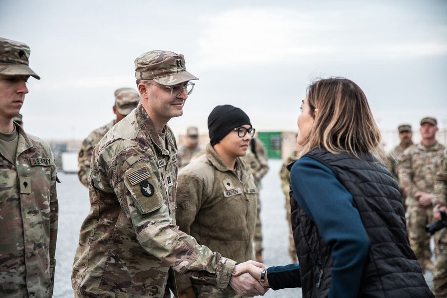 Gov. Reynolds visits ING soldiers